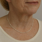 Elegant Necklace with Shimmering Pearls