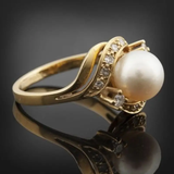 Elegant Ring with Daisy & Shimmering Gold