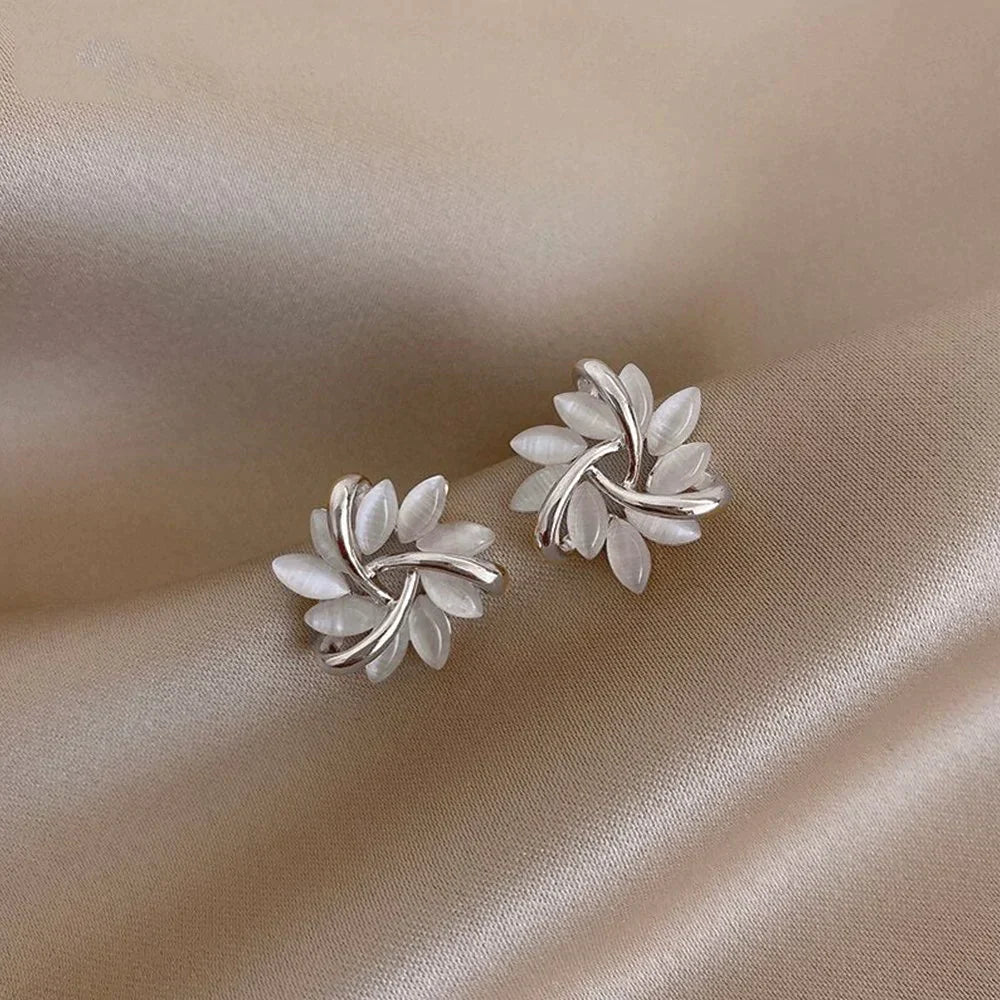 Elegant Refined Earrings with Opal Flowers in Gold