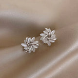 Elegant Refined Earrings with Opal Flowers in Gold