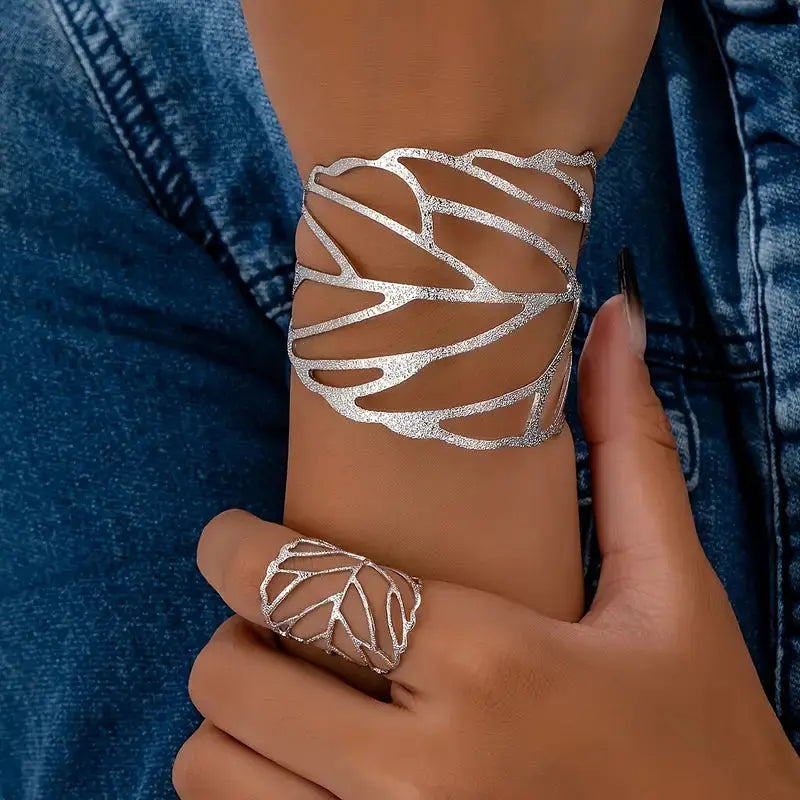 Retro Bracelet with Leaf Pattern