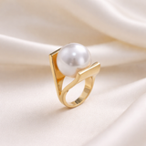 Retro Gold Ring with Pearl Ornament